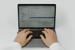 如何通过 Prompt 压缩技术在不损失精度的情况下降低 Token 消耗