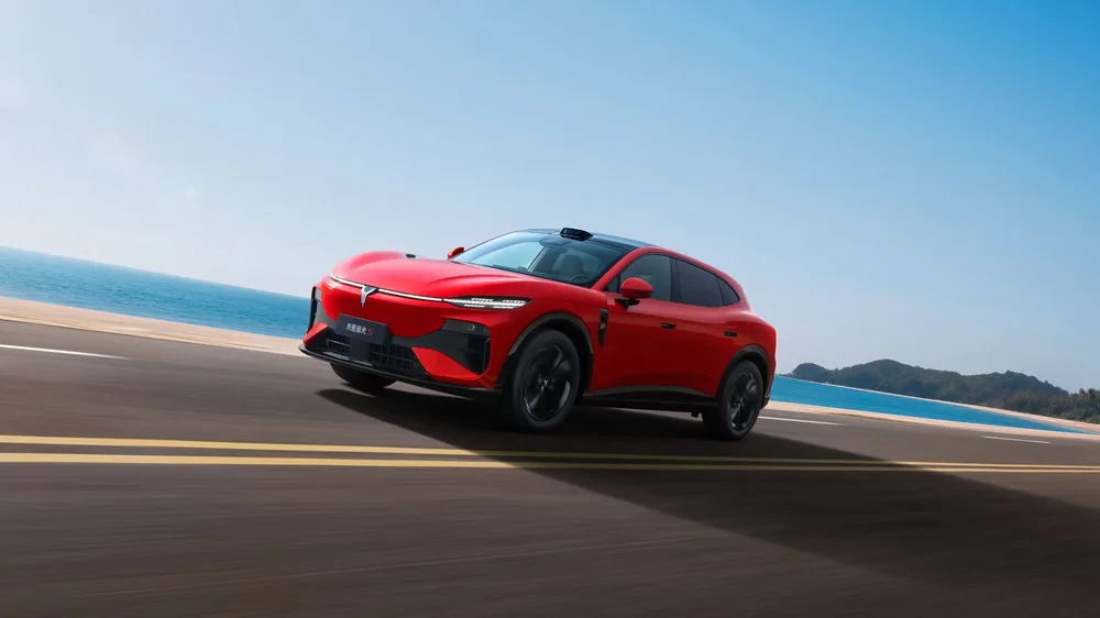 把一台 5 米长、带冰箱的家用 SUV 扔进隧道里跑个 360 度大 把一台 5 米长、带冰箱的家用 SUV 扔进隧道里跑个 360 度大