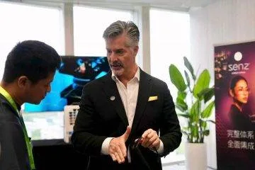 不戴眼镜的人凭什么每天戴个 AI 眼镜？