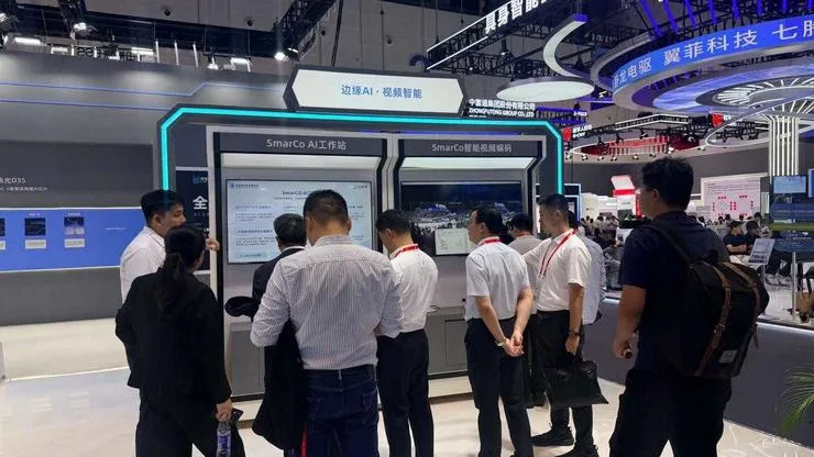 中科通量把 SmarCo AI 工作站摆上数贸会,200TOPS 够不够跑 70B 中科通量把 SmarCo AI 工作站摆上数贸会,200TOPS 够不够跑 70B