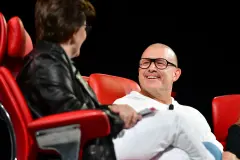 Jony Ive联手OpenAI搞的硬件：一个没屏幕的“曲棍球”音箱